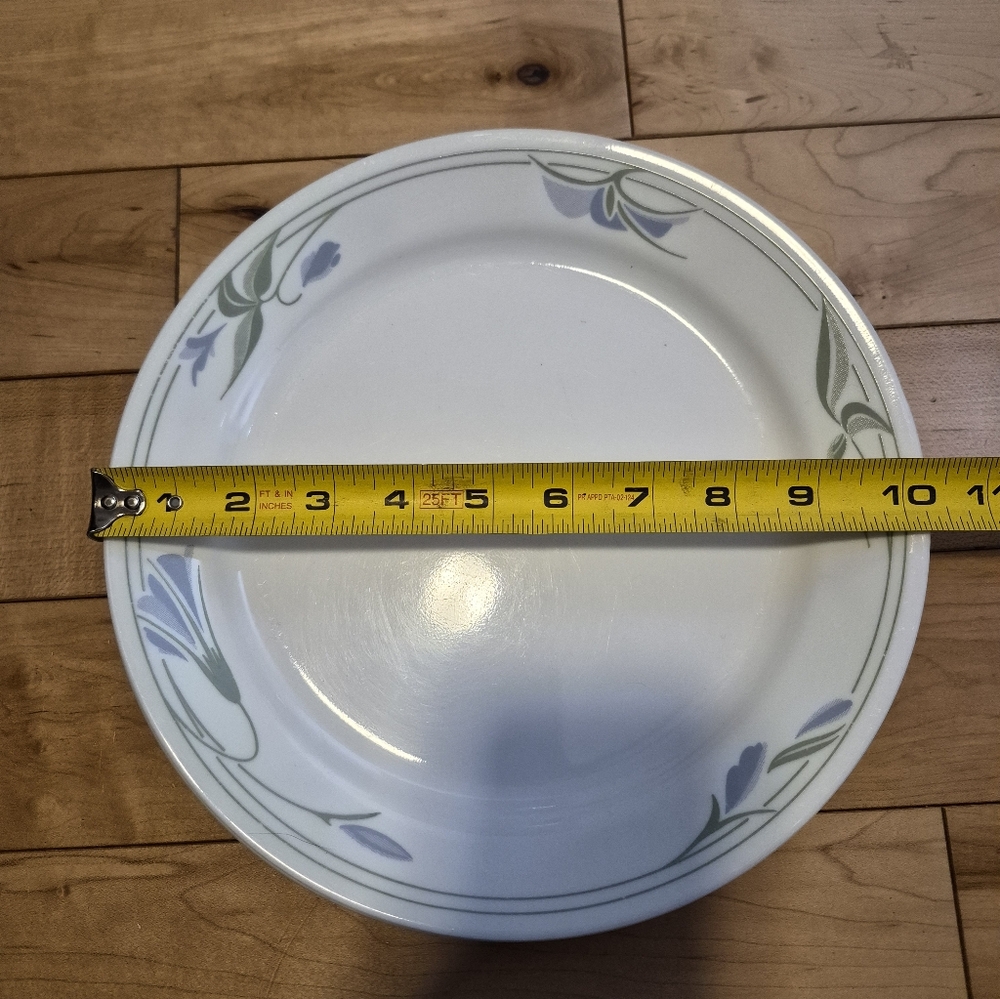 Corelle Blue Wreath, 4 dinner plates and 1 bowl - Picture 2 of 3